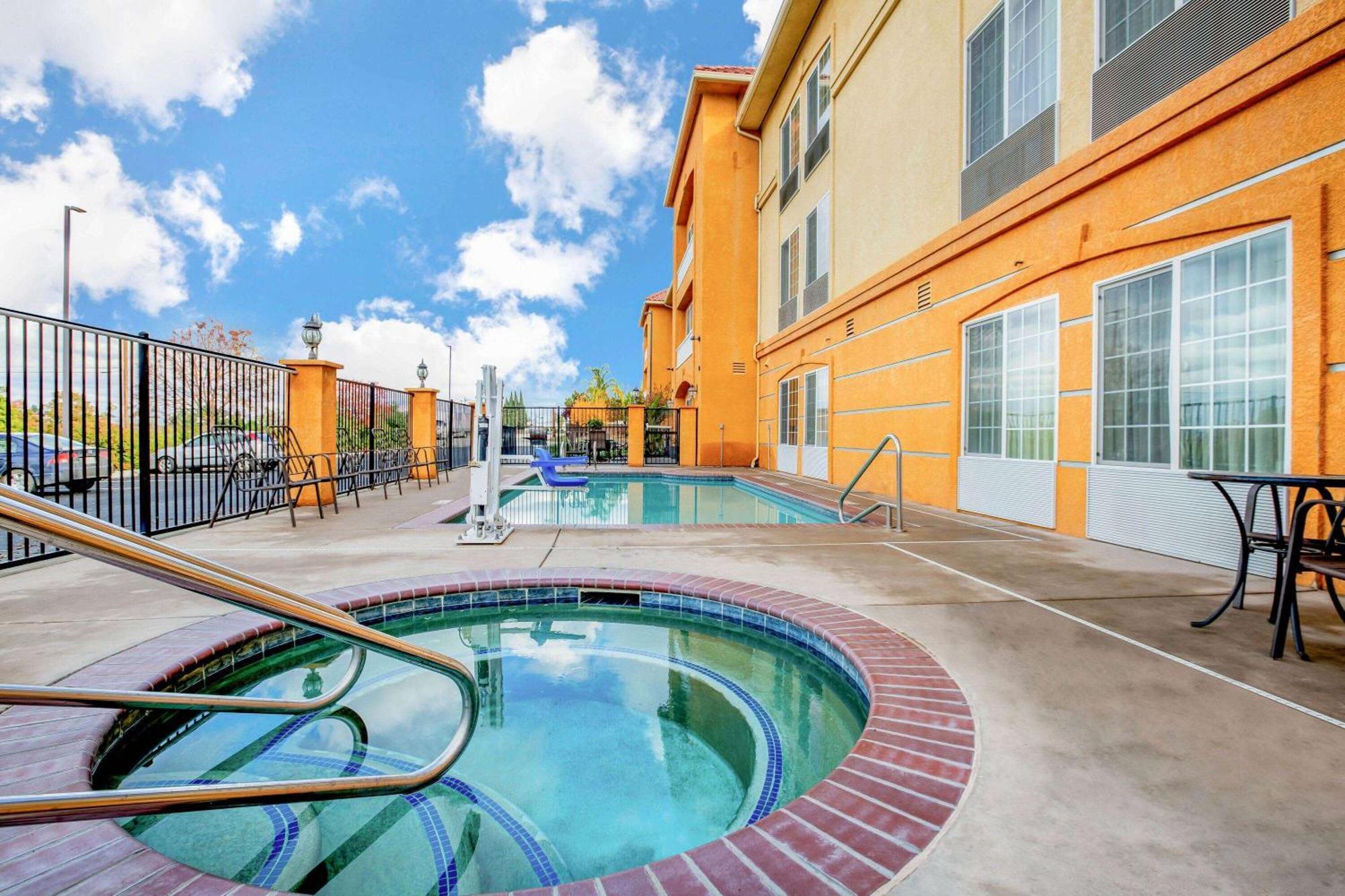 La Quinta By Wyndham Fowler Hotel Eksteriør billede